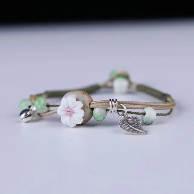 Braunes Lederarmband mit handgefertigtem Boho Gypsy Hippie Design und Stern G-Schlüssel Noten Metallcharms Holzknopf Perlen Wickelarmband Unisex verstellbar