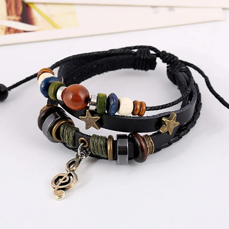 Braunes Lederarmband mit handgefertigtem Boho Gypsy Hippie Design und Stern G-Schlüssel Noten Metallcharms Holzknopf Perlen Wickelarmband Unisex verstellbar