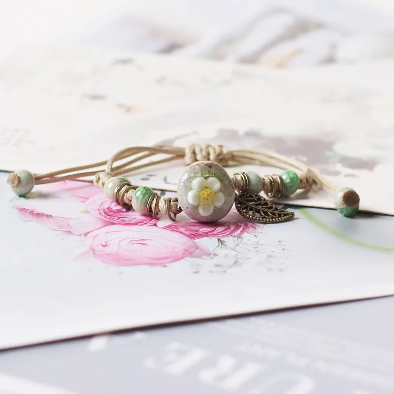 Braunes Lederarmband mit handgefertigtem Boho Gypsy Hippie Design und Stern G-Schlüssel Noten Metallcharms Holzknopf Perlen Wickelarmband Unisex verstellbar