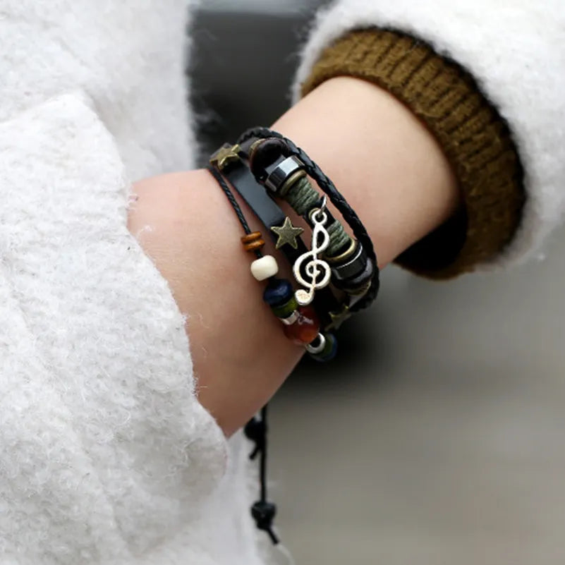Braunes Lederarmband mit handgefertigtem Boho Gypsy Hippie Design und Stern G-Schlüssel Noten Metallcharms Holzknopf Perlen Wickelarmband Unisex verstellbar