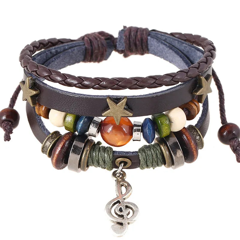Braunes Lederarmband mit handgefertigtem Boho Gypsy Hippie Design und Stern G-Schlüssel Noten Metallcharms Holzknopf Perlen Wickelarmband Unisex verstellbar
