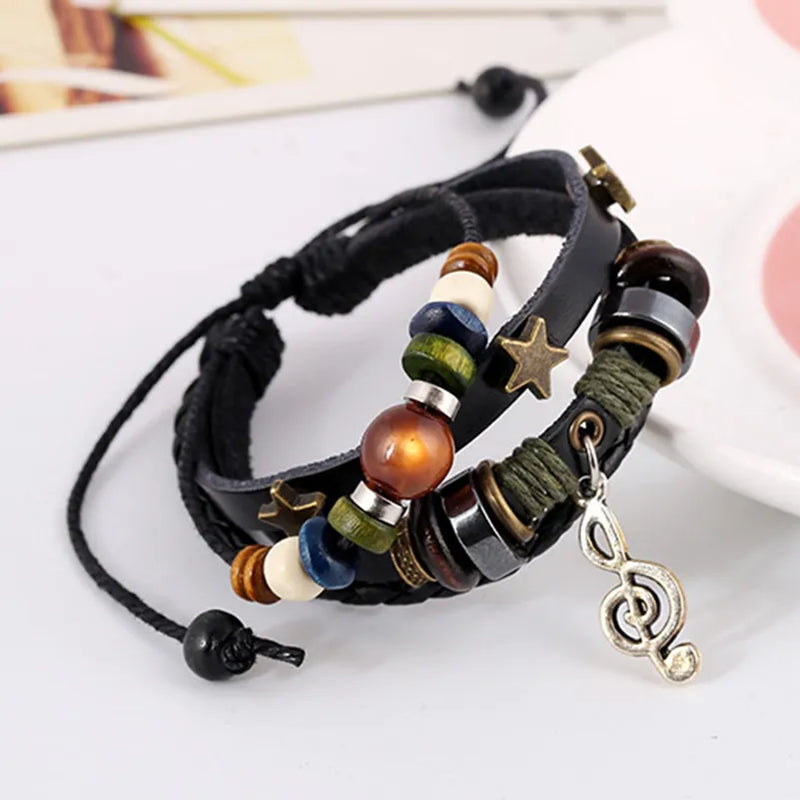 Braunes Lederarmband mit handgefertigtem Boho Gypsy Hippie Design und Stern G-Schlüssel Noten Metallcharms Holzknopf Perlen Wickelarmband Unisex verstellbar
