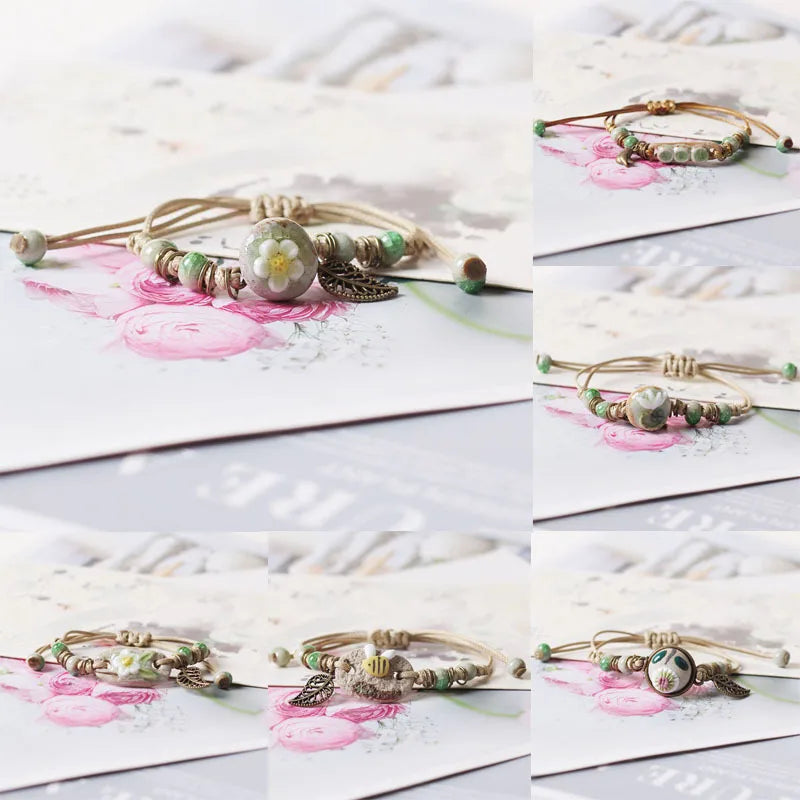 Braunes Lederarmband mit handgefertigtem Boho Gypsy Hippie Design und Stern G-Schlüssel Noten Metallcharms Holzknopf Perlen Wickelarmband Unisex verstellbar