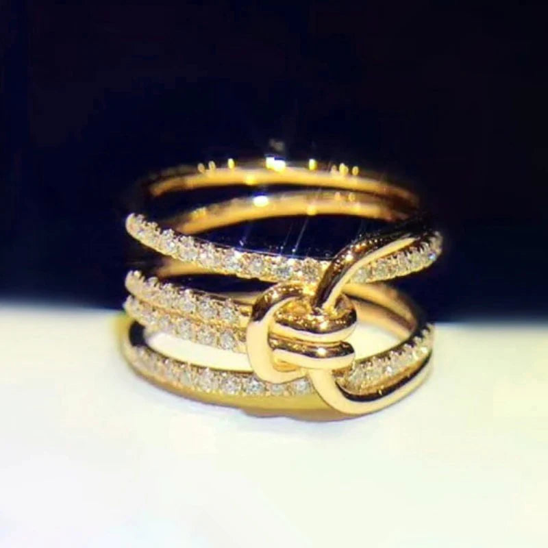 Huitan Kreative Knoten Design Damen Fingerringe Goldfarbenes Accessoire mit funkelnden CZ Party Statement Schmuck