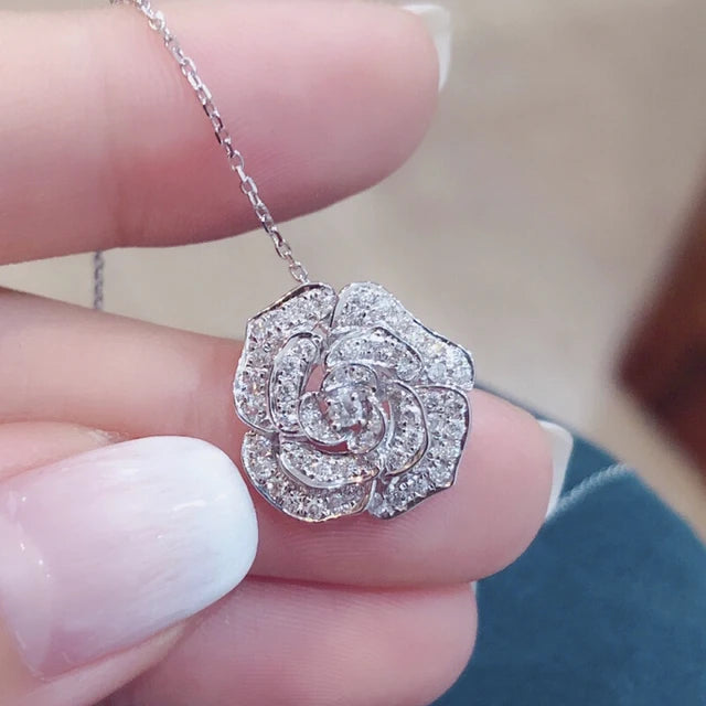 Huitan Blumenanhänger Halskette für Frauen Luxus Silberfarbene Zirkonia Halskette Hochzeit Jubiläum Party Ästhetischer Schmuck