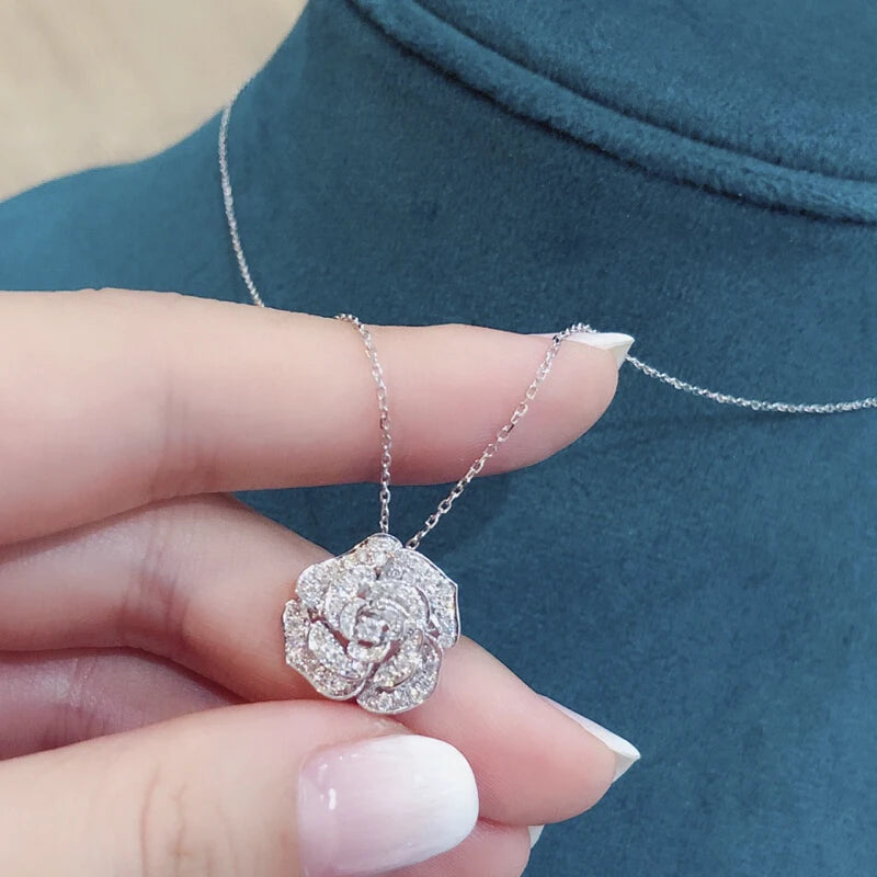 Huitan Blumenanhänger Halskette für Frauen Luxus Silberfarbene Zirkonia Halskette Hochzeit Jubiläum Party Ästhetischer Schmuck