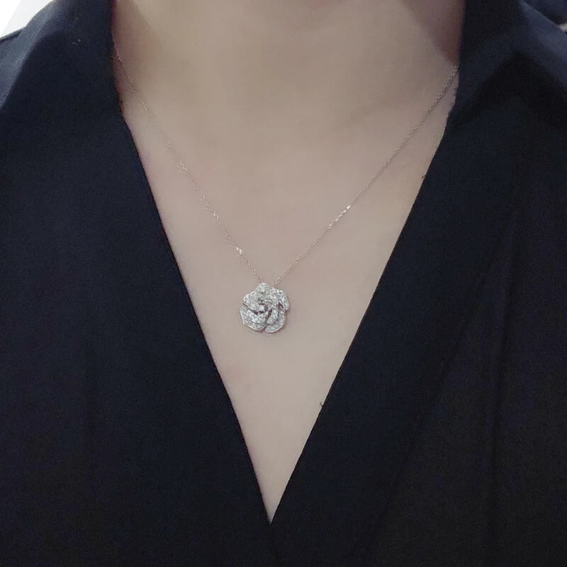 Huitan Blumenanhänger Halskette für Frauen Luxus Silberfarbene Zirkonia Halskette Hochzeit Jubiläum Party Ästhetischer Schmuck