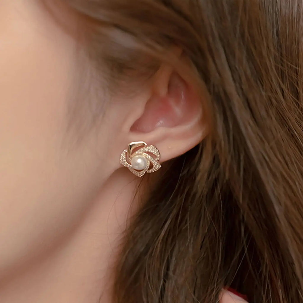 Exquisite Perlenblumenohrringe für Frauen mit Strassblumenohrringen für Hochzeiten und Partys