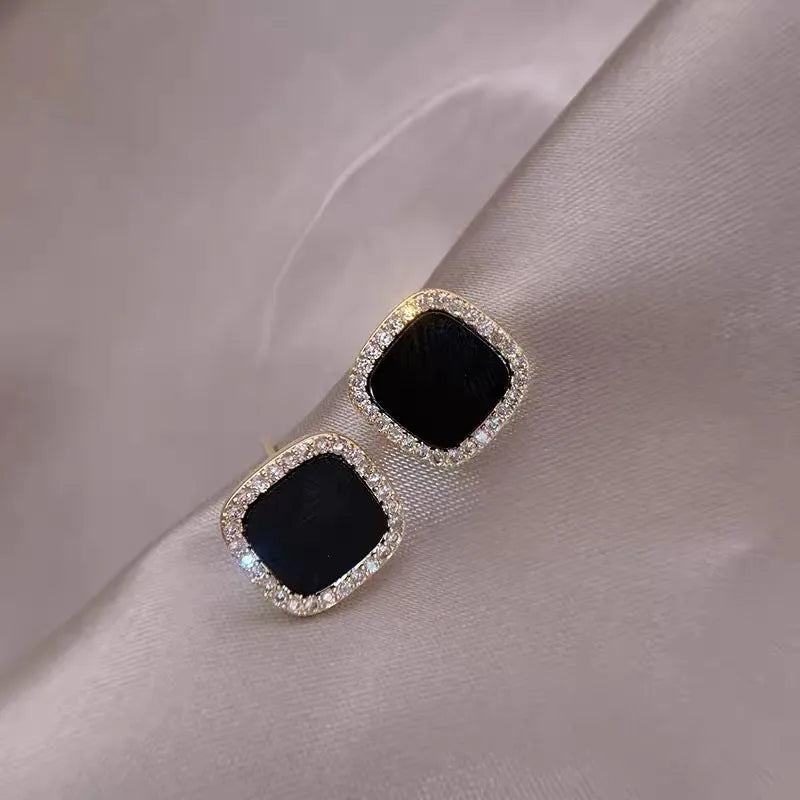 Schwarze Harzohrstecker im koreanischen Stil mit Zirkonia für elegante Damen - Trendschmuck 2023