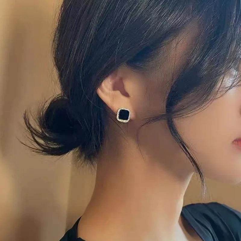 Schwarze Harzohrstecker im koreanischen Stil mit Zirkonia für elegante Damen - Trendschmuck 2023
