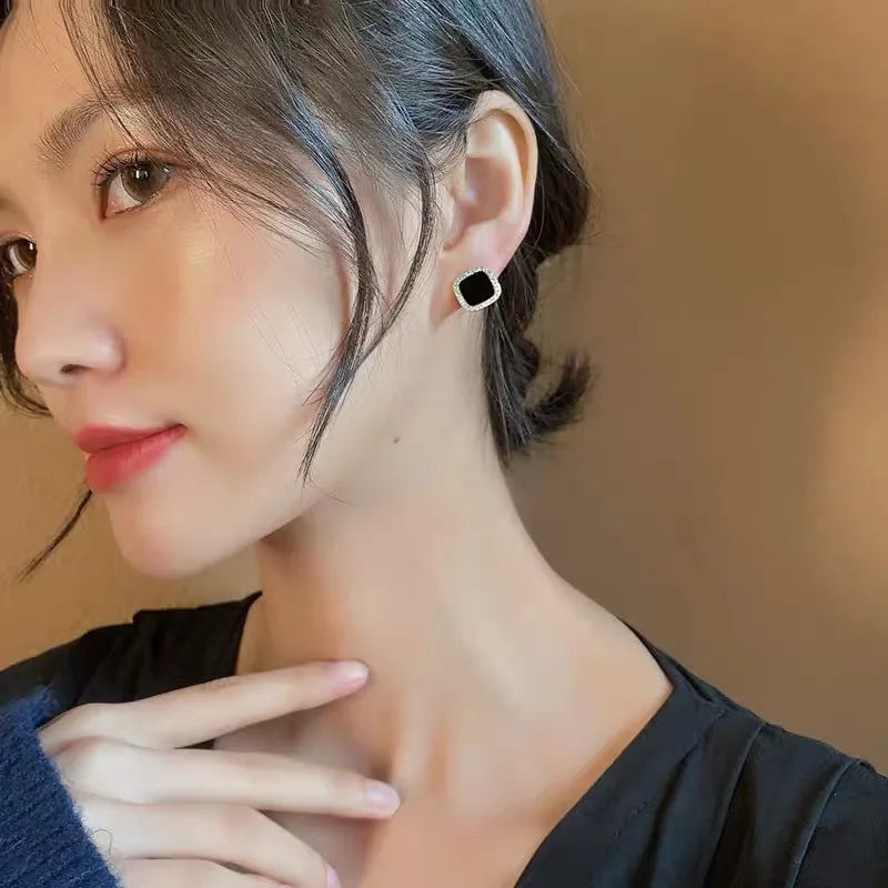 Schwarze Harzohrstecker im koreanischen Stil mit Zirkonia für elegante Damen - Trendschmuck 2023