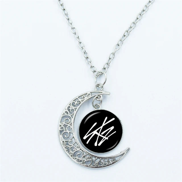 Kpop Stray Kids Mond Anhänger Halskette mit Glasdom Cabochon - Mode Schmuck Accessoires für K POP Studenten Fans Geschenke
