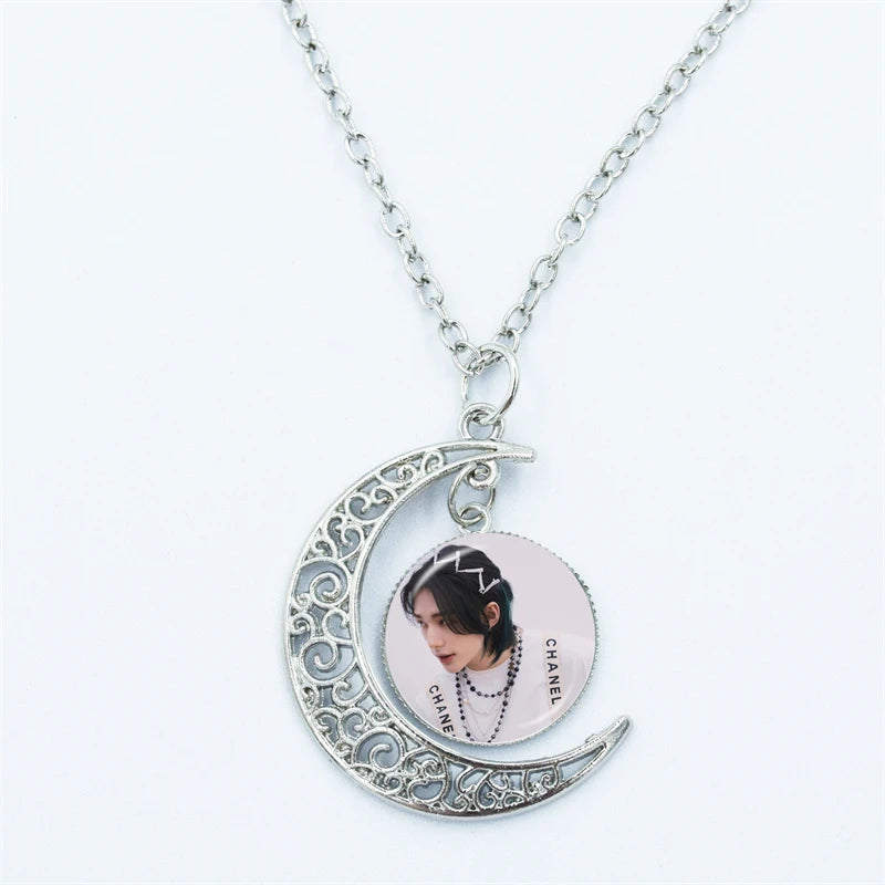 Kpop Stray Kids Mond Anhänger Halskette mit Glasdom Cabochon - Mode Schmuck Accessoires für K POP Studenten Fans Geschenke