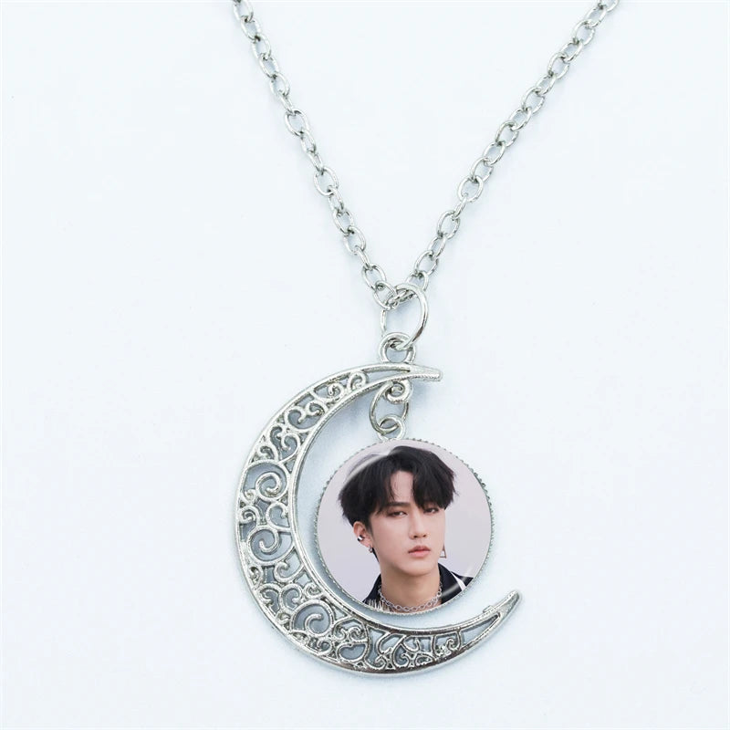 Kpop Stray Kids Mond Anhänger Halskette mit Glasdom Cabochon - Mode Schmuck Accessoires für K POP Studenten Fans Geschenke