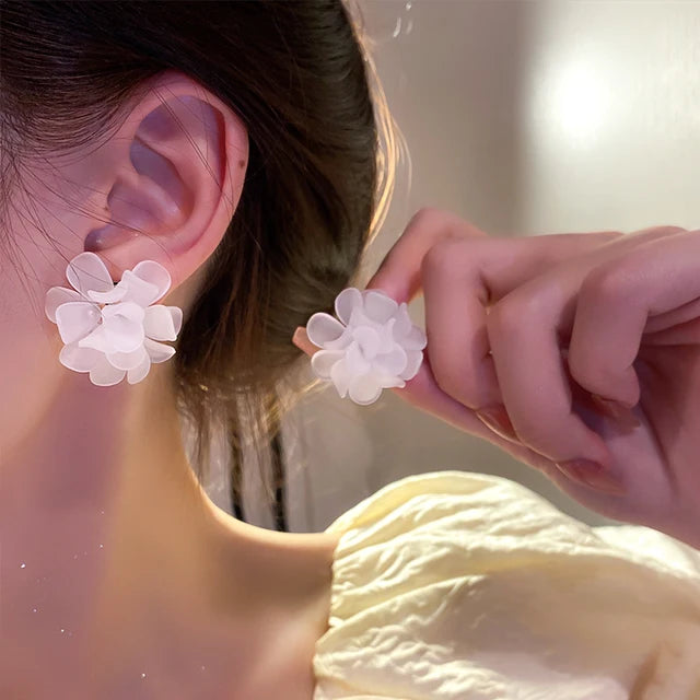 Weiße Blumenstecker für Frauen - Moderne, niedliche Ohrringe für Mädchen - Schmuckaccessoires für Partys und Geschenke