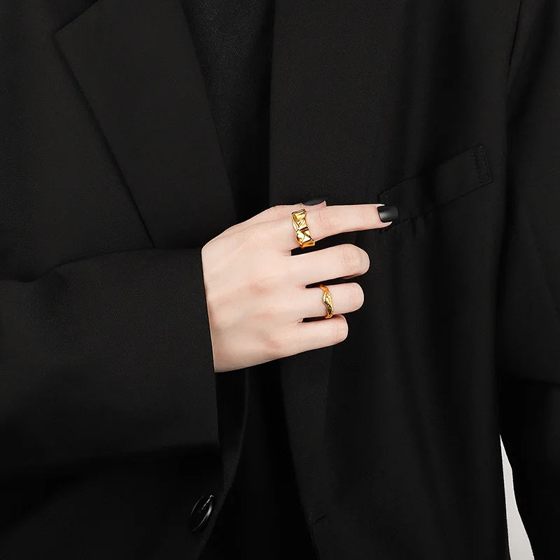 Livvy Silberfarbener offener Ring für Frauen - Gold & Silberfarbe - Goldfolie - Konkav-konvexe unregelmäßige Gesichtsringe - Trend 2021