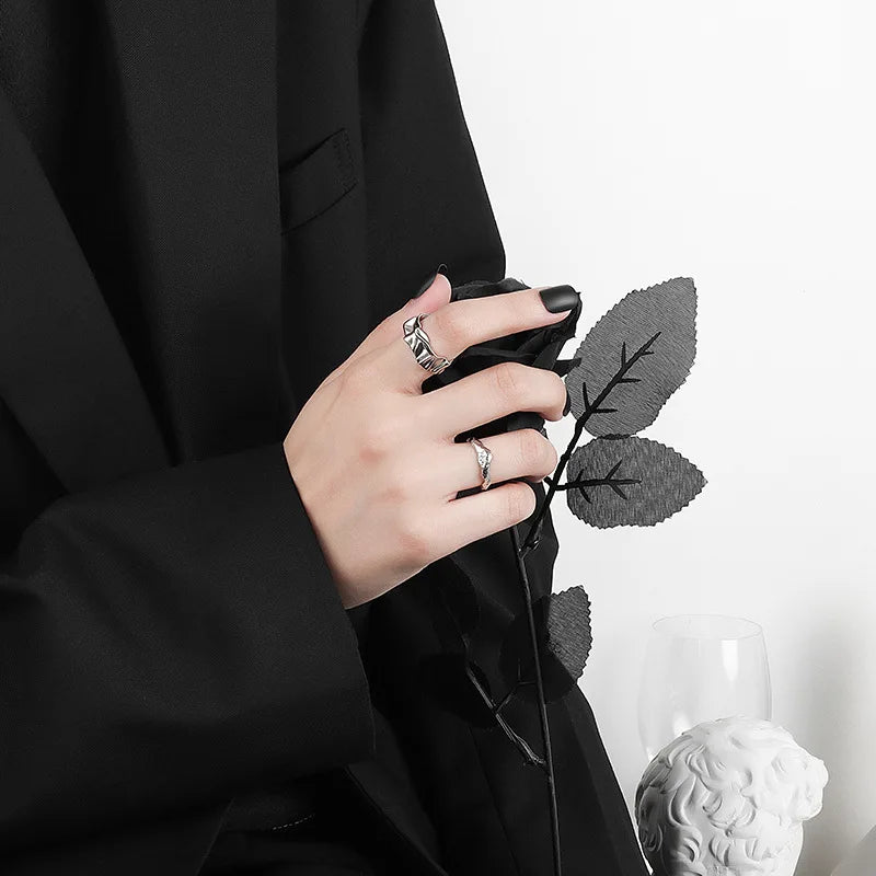 Livvy Silberfarbener offener Ring für Frauen - Gold & Silberfarbe - Goldfolie - Konkav-konvexe unregelmäßige Gesichtsringe - Trend 2021