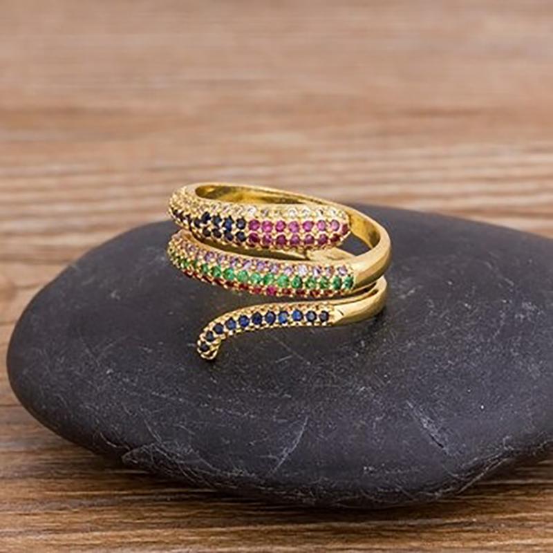 Luxuriöser Spiralring Mit Farbenfrohen Zirkon