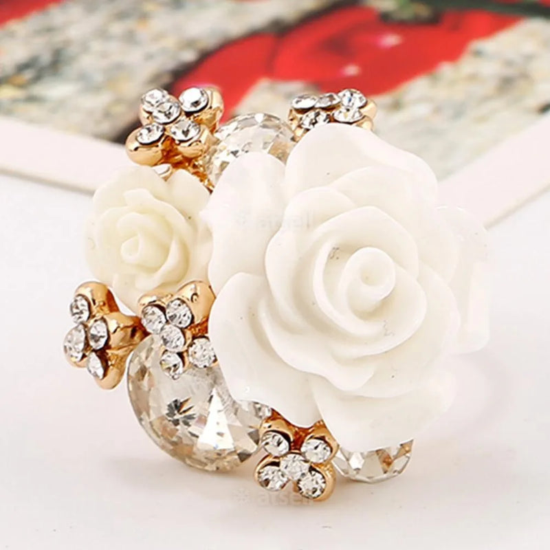 Eleganter Blumenring mit luxuriösen Kristallharz-Strasskugeln und Zirkonia - Modischer Statement-Schmuck für Frauen - Verstellbare Größe