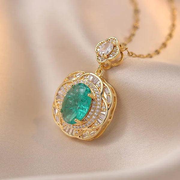 Hochwertige Halskette mit großem ovalen Steinanhänger in Eisblumenoptik für Frauen in Goldfarbe mit blauem und grünem Zirkonia - Hochzeits- und Verlobungsschmuckgeschenk
