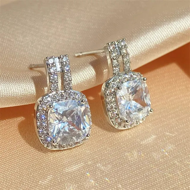 Elegante weiße Zirkonia-Ohrringe mit quadratischem Silberfarbenem Stecker für Frauen - Party-Schmuck