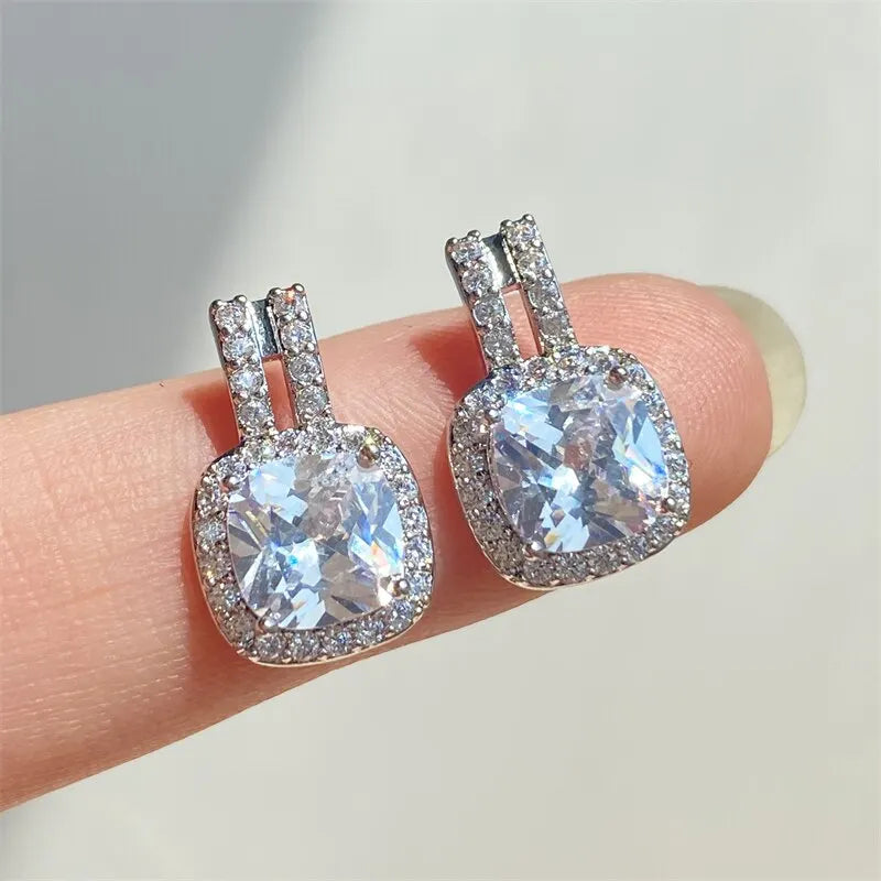 Elegante weiße Zirkonia-Ohrringe mit quadratischem Silberfarbenem Stecker für Frauen - Party-Schmuck