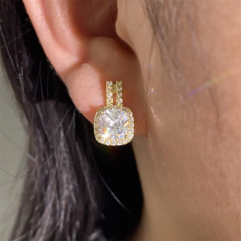 Elegante weiße Zirkonia-Ohrringe mit quadratischem Silberfarbenem Stecker für Frauen - Party-Schmuck