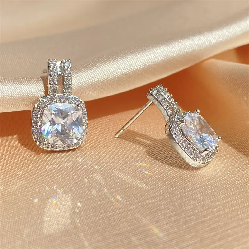 Elegante weiße Zirkonia-Ohrringe mit quadratischem Silberfarbenem Stecker für Frauen - Party-Schmuck