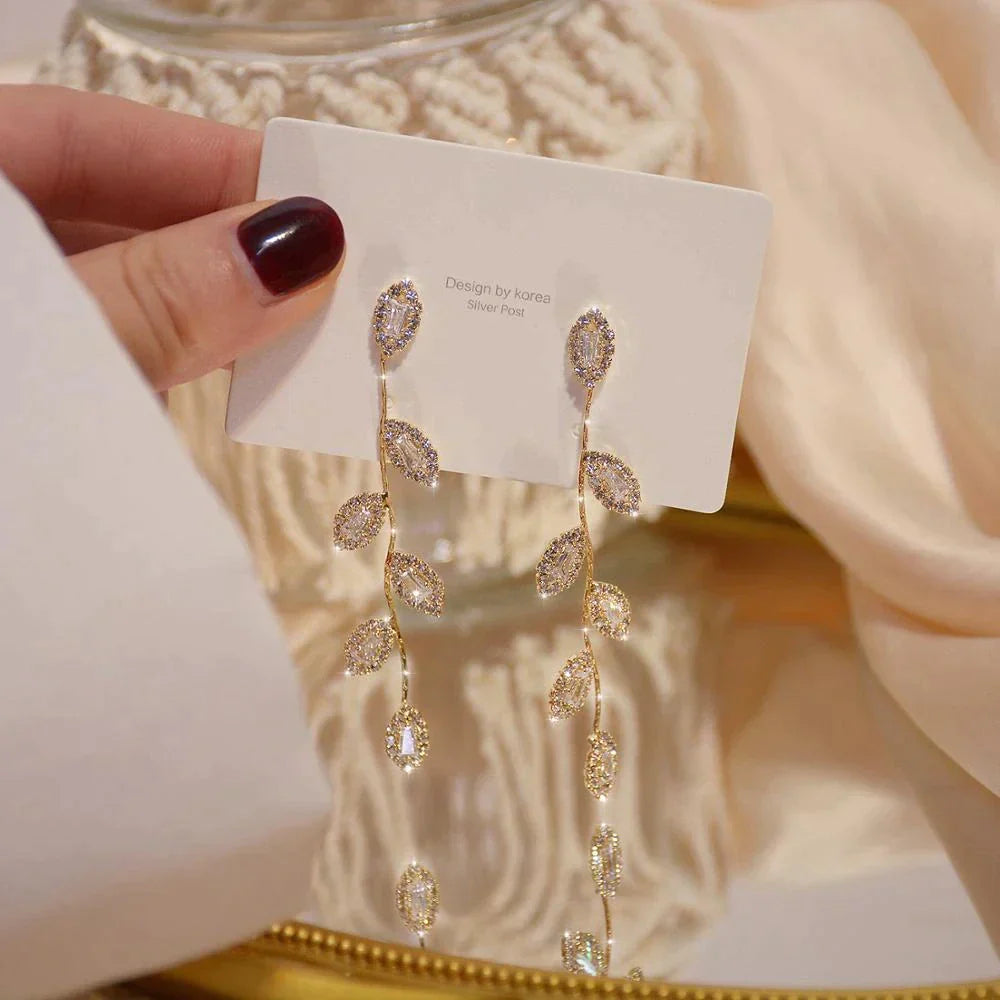 Lange Ohrringe mit zarten goldenen Blättern