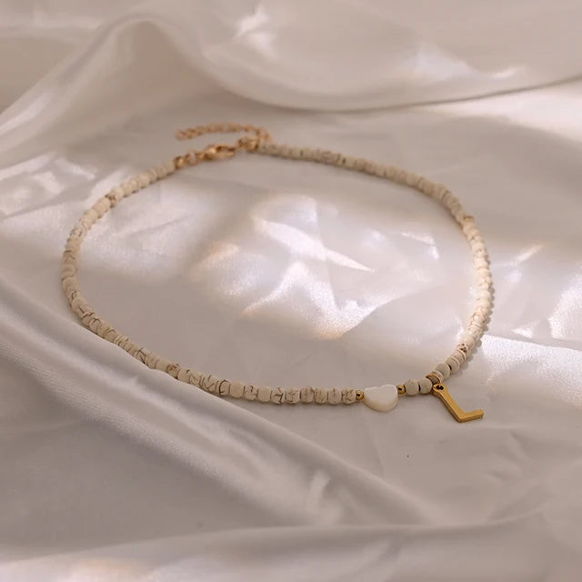 Bunte Perlen Anfangs-Choker für Frauen Edelstahl Buchstaben Anhänger Halskette Modischer Muschelherz Boho-Schmuck