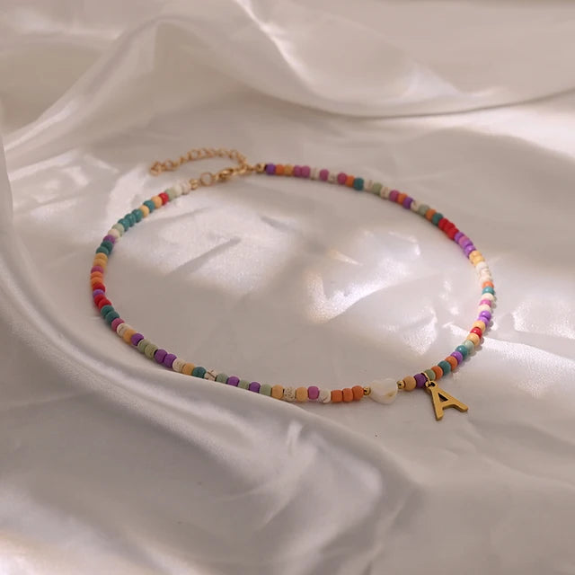 Bunte Perlen Anfangs-Choker für Frauen Edelstahl Buchstaben Anhänger Halskette Modischer Muschelherz Boho-Schmuck