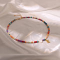 Bunte Perlen Anfangs-Choker für Frauen Edelstahl Buchstaben Anhänger Halskette Modischer Muschelherz Boho-Schmuck