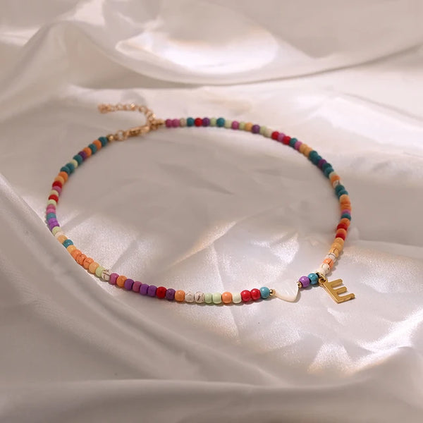 Bunte Perlen Anfangs-Choker für Frauen Edelstahl Buchstaben Anhänger Halskette Modischer Muschelherz Boho-Schmuck