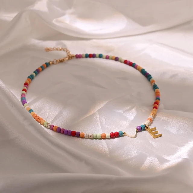 Bunte Perlen Anfangs-Choker für Frauen Edelstahl Buchstaben Anhänger Halskette Modischer Muschelherz Boho-Schmuck