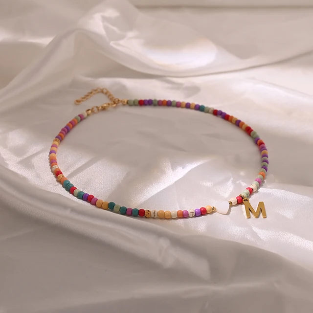 Bunte Perlen Anfangs-Choker für Frauen Edelstahl Buchstaben Anhänger Halskette Modischer Muschelherz Boho-Schmuck