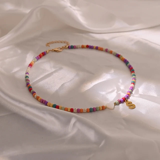 Bunte Perlen Anfangs-Choker für Frauen Edelstahl Buchstaben Anhänger Halskette Modischer Muschelherz Boho-Schmuck