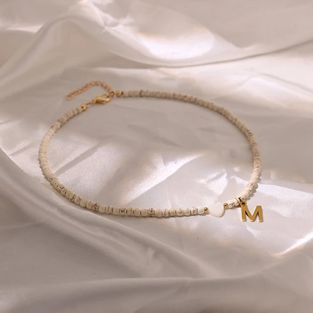 Bunte Perlen Anfangs-Choker für Frauen Edelstahl Buchstaben Anhänger Halskette Modischer Muschelherz Boho-Schmuck