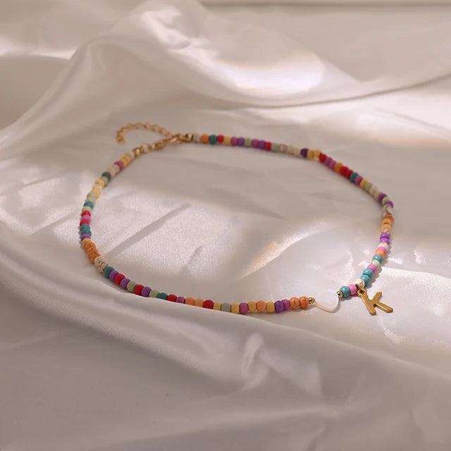 Bunte Perlen Anfangs-Choker für Frauen Edelstahl Buchstaben Anhänger Halskette Modischer Muschelherz Boho-Schmuck