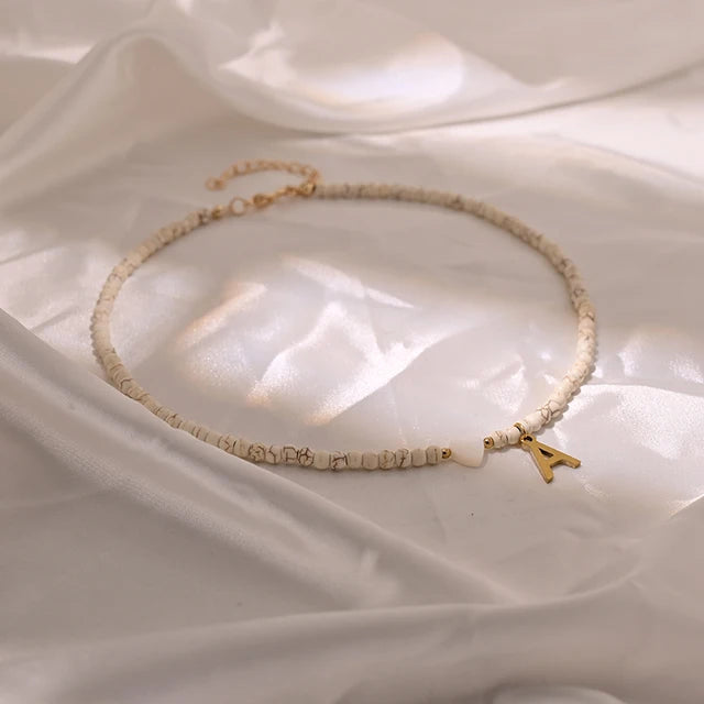 Bunte Perlen Anfangs-Choker für Frauen Edelstahl Buchstaben Anhänger Halskette Modischer Muschelherz Boho-Schmuck