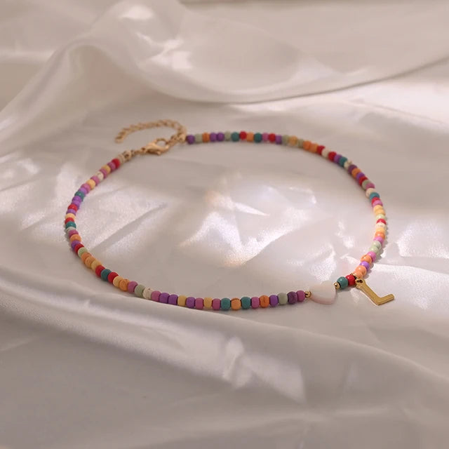 Bunte Perlen Anfangs-Choker für Frauen Edelstahl Buchstaben Anhänger Halskette Modischer Muschelherz Boho-Schmuck
