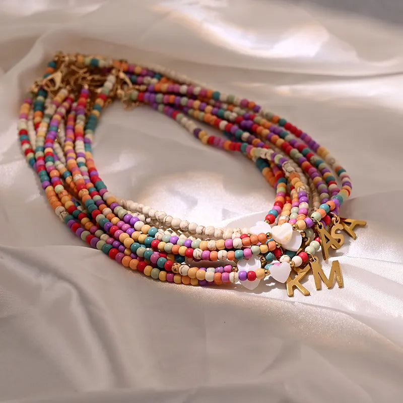 Bunte Perlen Anfangs-Choker für Frauen Edelstahl Buchstaben Anhänger Halskette Modischer Muschelherz Boho-Schmuck