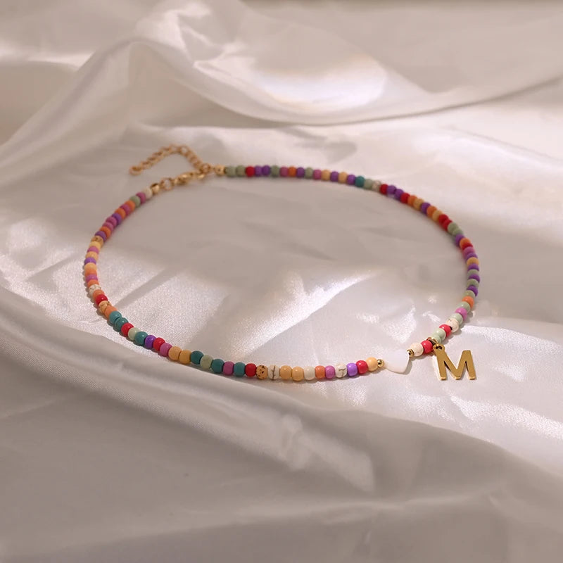 Bunte Perlen Anfangs-Choker für Frauen Edelstahl Buchstaben Anhänger Halskette Modischer Muschelherz Boho-Schmuck