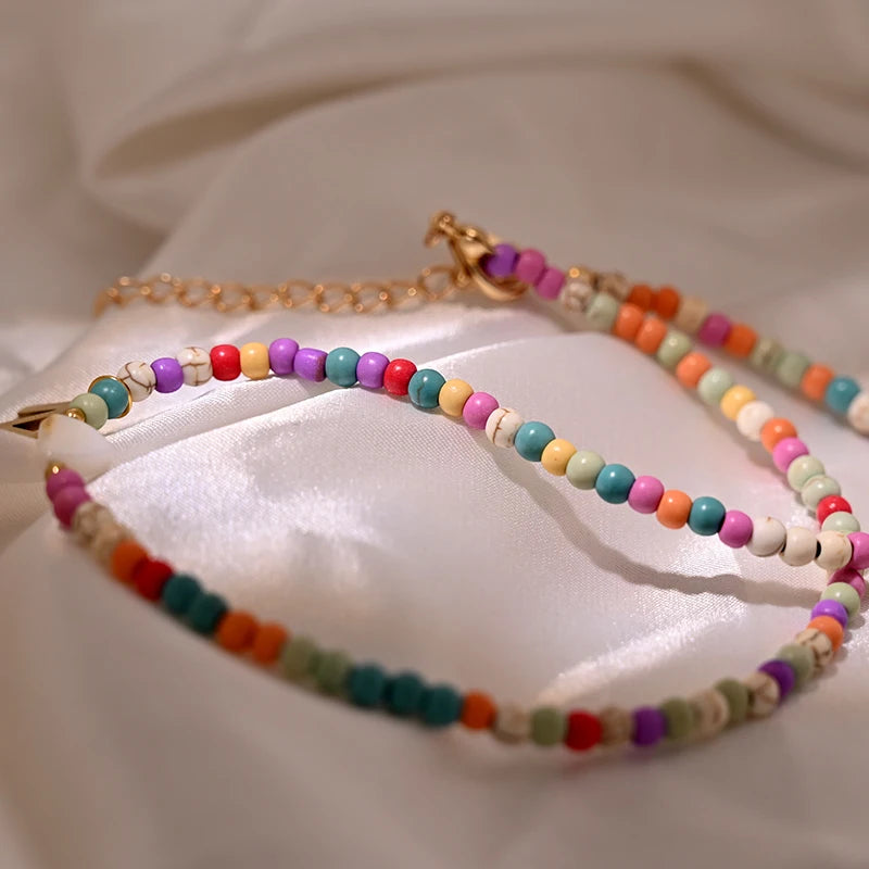 Bunte Perlen Anfangs-Choker für Frauen Edelstahl Buchstaben Anhänger Halskette Modischer Muschelherz Boho-Schmuck