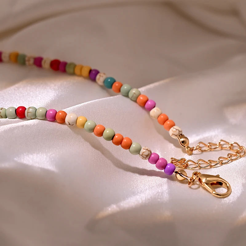 Bunte Perlen Anfangs-Choker für Frauen Edelstahl Buchstaben Anhänger Halskette Modischer Muschelherz Boho-Schmuck