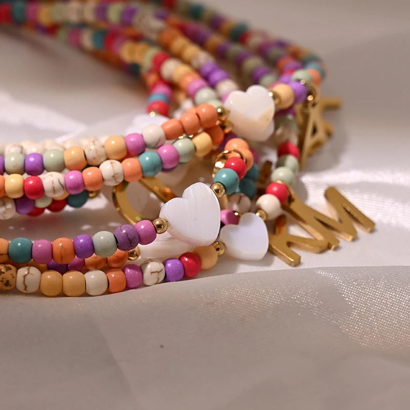 Bunte Perlen Anfangs-Choker für Frauen Edelstahl Buchstaben Anhänger Halskette Modischer Muschelherz Boho-Schmuck