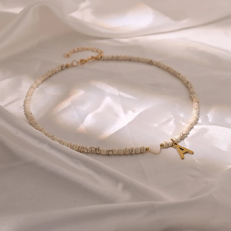 Bunte Perlen Anfangs-Choker für Frauen Edelstahl Buchstaben Anhänger Halskette Modischer Muschelherz Boho-Schmuck