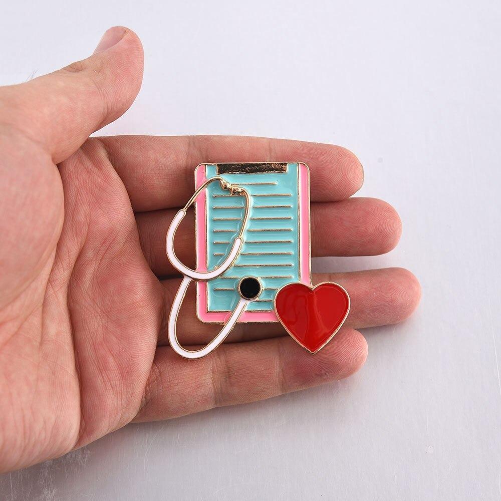 Medizinische Herzform Und Stethoskop Broschenstifte