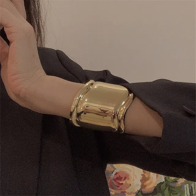 Breites Metallarmband mit Öffnungen | Schmuckarmband | Modischer Schmuck