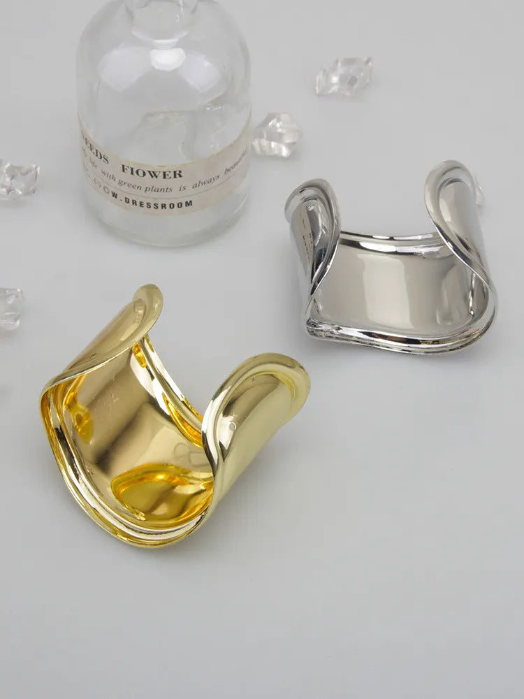 Breites Metallarmband mit Öffnungen | Schmuckarmband | Modischer Schmuck