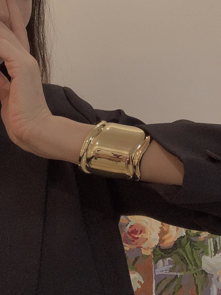 Breites Metallarmband mit Öffnungen | Schmuckarmband | Modischer Schmuck